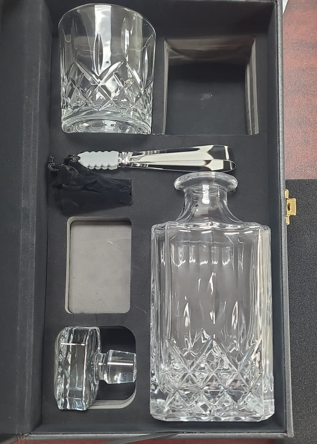 Luxury Whiskey Decanter Set – Elegant Gift for Connoisseurs