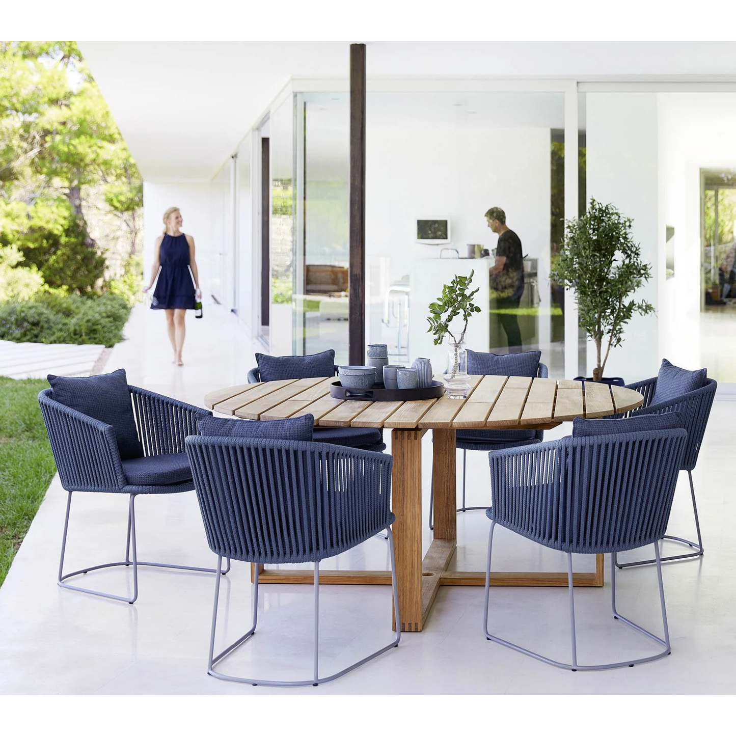 Modern Wood & Aluminum Outdoor Dining Set – Stylish & Durable