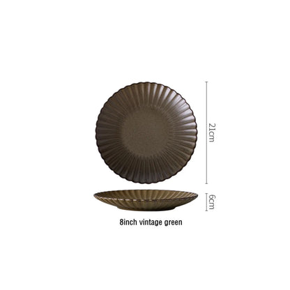 Daisy-shaped stoneware plates in black and vintage green